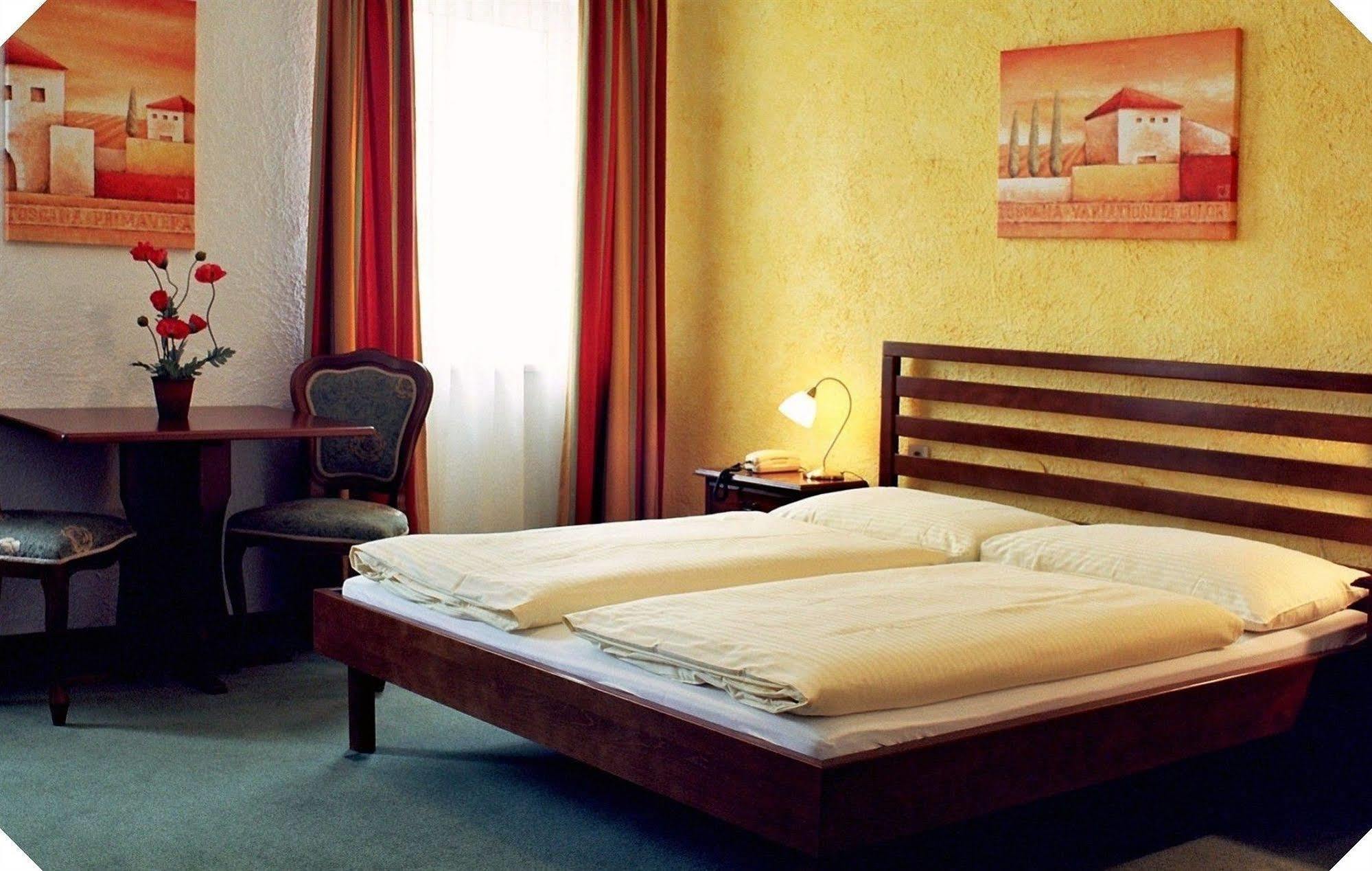 Mama Muh Self-Check-In Hotel Linz Exterior photo